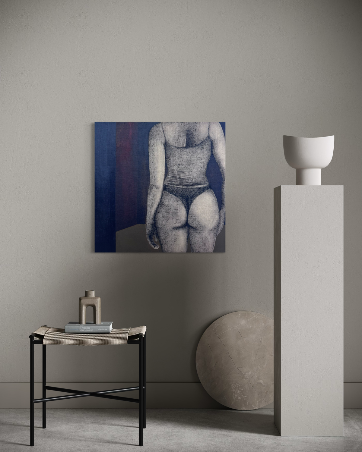 Kulmaleri af kvindekrop i hjemmetøj set bagfra gående imod et tomt rum