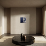 Kulmaleri af kvindekrop i hjemmetøj set bagfra gående imod et tomt rum