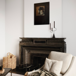 Sort og mørkebrunt maleri i højformat af abstrakt kvindeportræt i profil