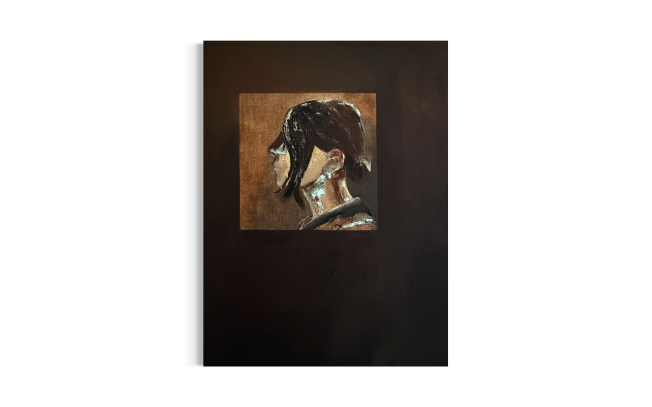 Sort og mørkebrunt maleri i højformat af abstrakt kvindeportræt i profil