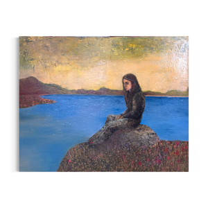 Maleri-af-kvinde-der-sidder-paa-en-sten-ved-blaa-soe-og-solopgang