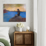 Maleri-af-kvinde-der-sidder-paa-en-sten-ved-blaa-soe-og-solopgang