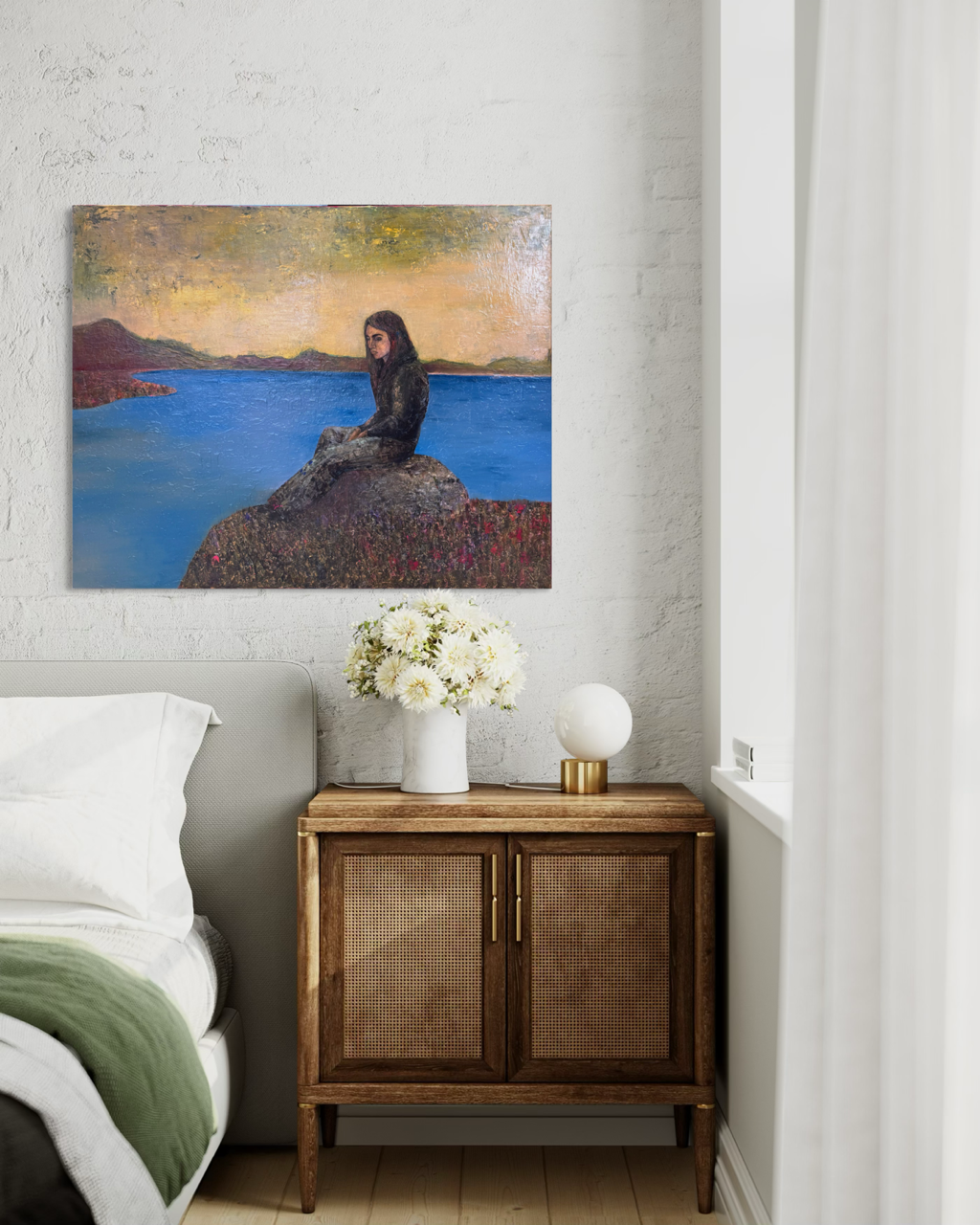 Maleri-af-kvinde-der-sidder-paa-en-sten-ved-blaa-soe-og-solopgang