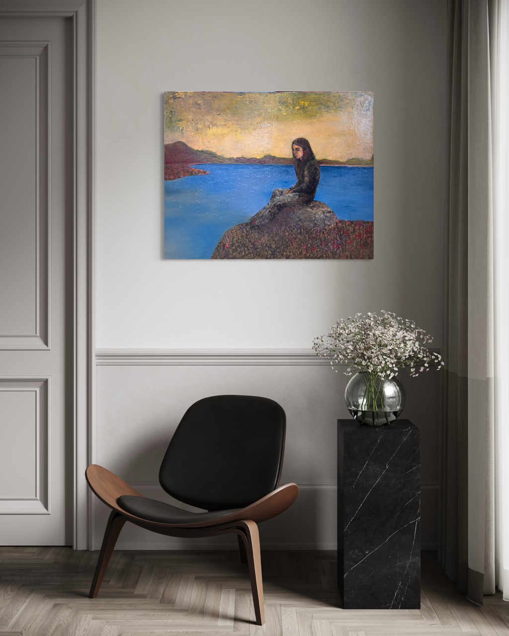 Maleri-af-kvinde-der-sidder-paa-en-sten-ved-blaa-soe-og-solopgang