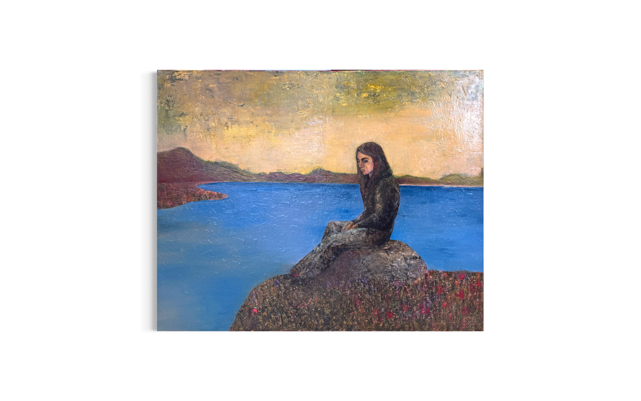 Maleri-af-kvinde-der-sidder-paa-en-sten-ved-blaa-soe-og-solopgang