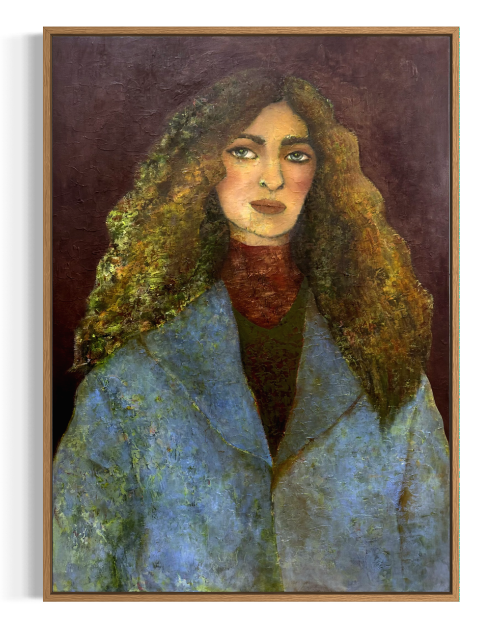 portraet-af-kvinde-med-stort-kroellet-haar-og-blaa-frakke-med-roed-rullekrave