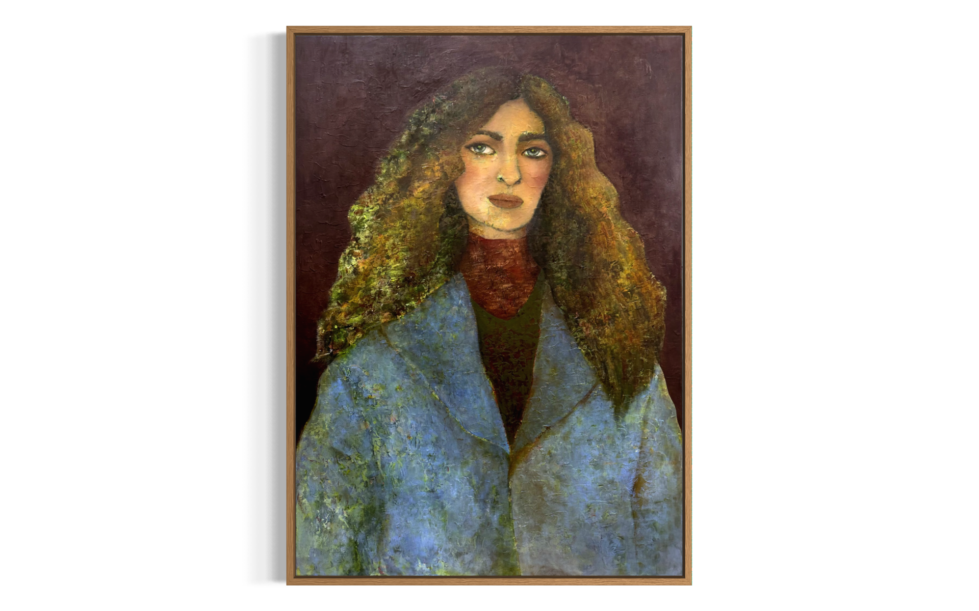 portraet-af-kvinde-med-stort-kroellet-haar-og-blaa-frakke-med-roed-rullekrave