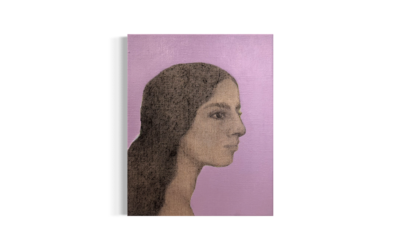 Kulmaleri af kvinde i profil med violetlilla baggrund