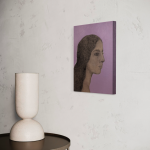 Kulmaleri af kvinde i profil med violetlilla baggrund