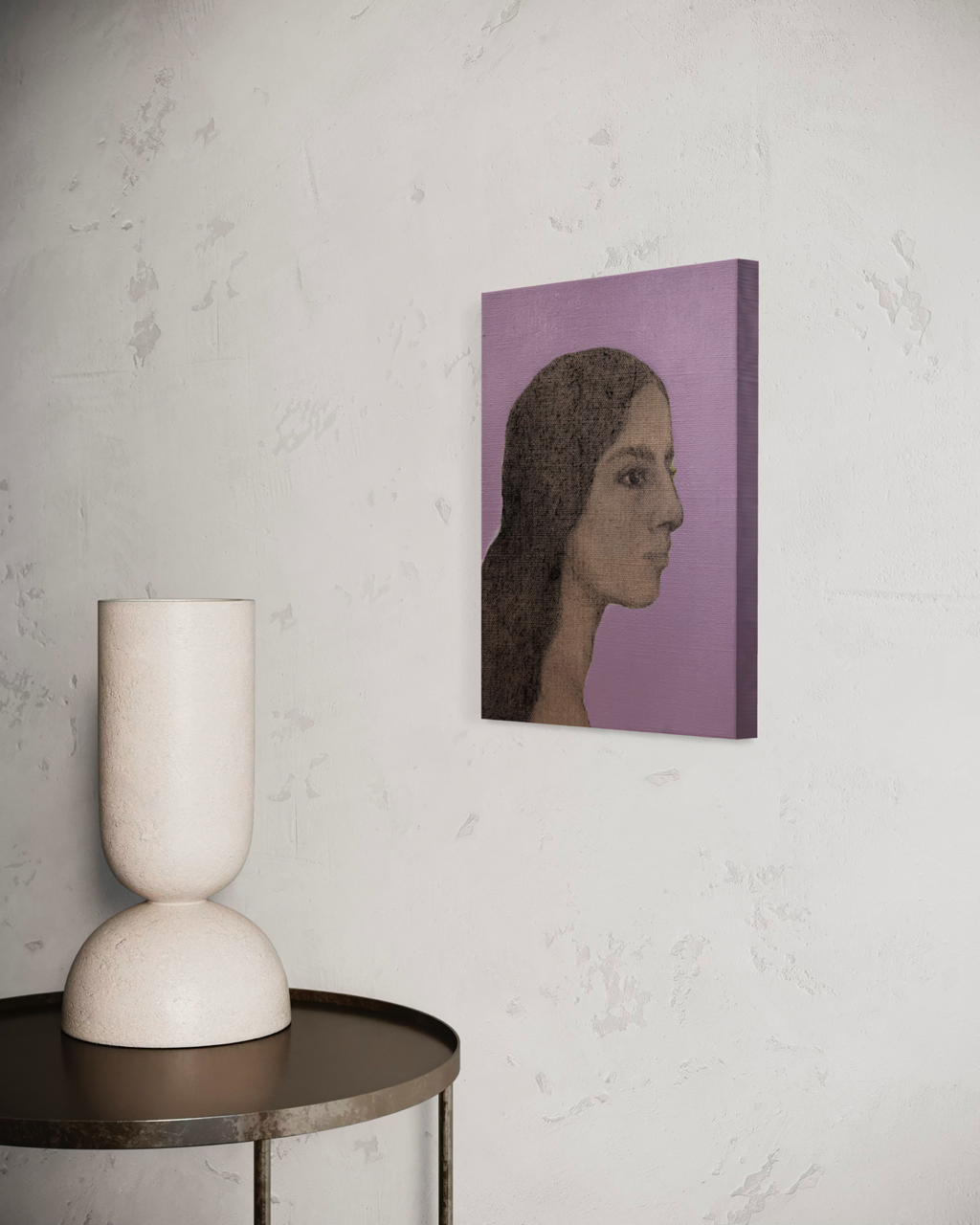 Kulmaleri af kvinde i profil med violetlilla baggrund