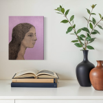 Kulmaleri af kvinde i profil med violetlilla baggrund