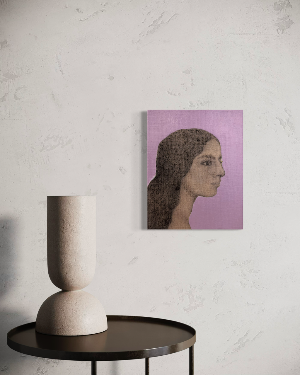 Kulmaleri af kvinde i profil med violetlilla baggrund