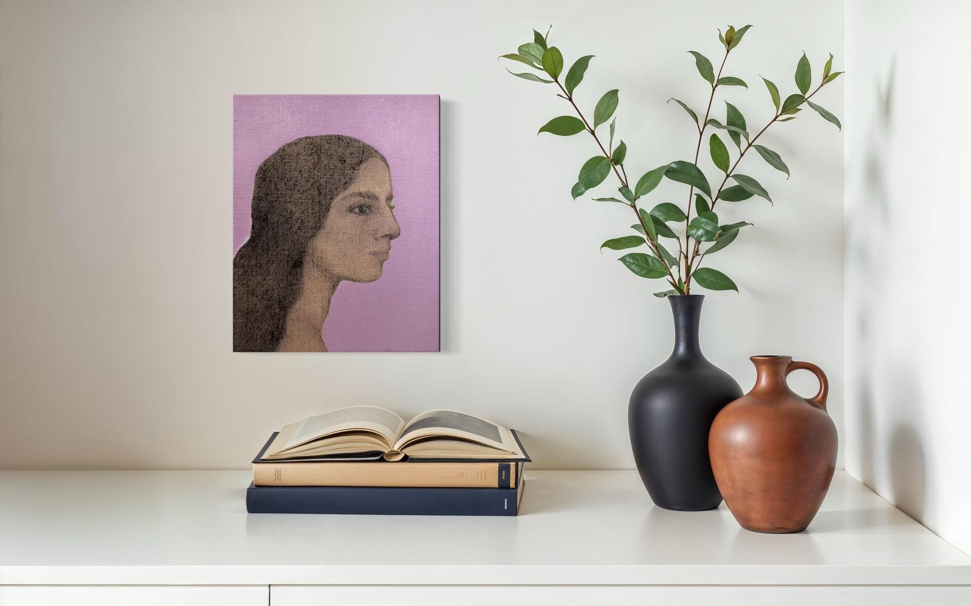 Kulmaleri af kvinde i profil med violetlilla baggrund