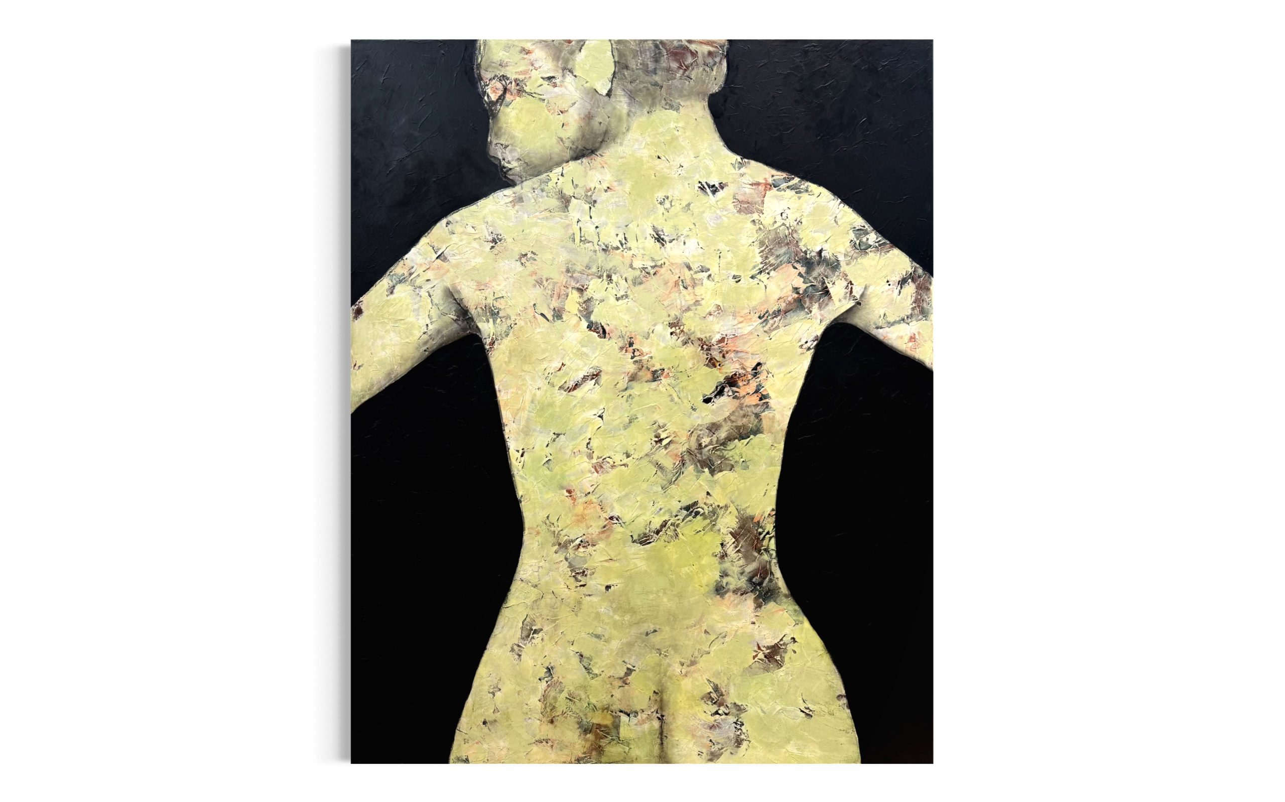 Portrætmaleri af kvinde uden tøj på stående med armene spredte og med ryggen til. Abstrakt krop og sort baggrund.