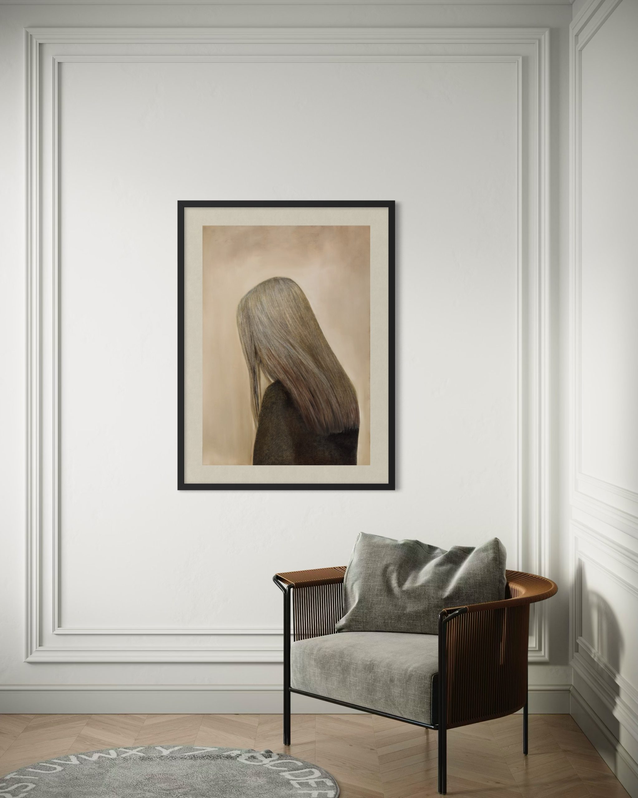 Oliemaleri af blonde kvinde med ryggen til. Hun har hovedet lidt nede og ser bedrøvet ud bagfra. Hun har en sort ulden trøje på og baggrunden er forskellig nuancer beige. Giclee tryk hængende i lyst hjem.