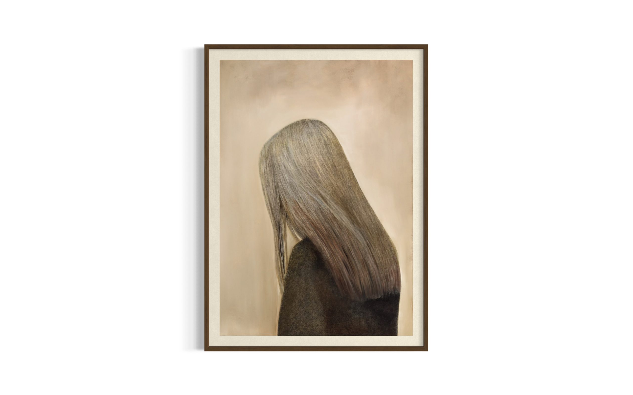 Oliemaleri af blonde kvinde med ryggen til. Hun har hovedet lidt nede og ser bedrøvet ud bagfra. Hun har en sort ulden trøje på og baggrunden er forskellig nuancer beige. Indrammet giclee tryk i sort ramme og beige passepartout.