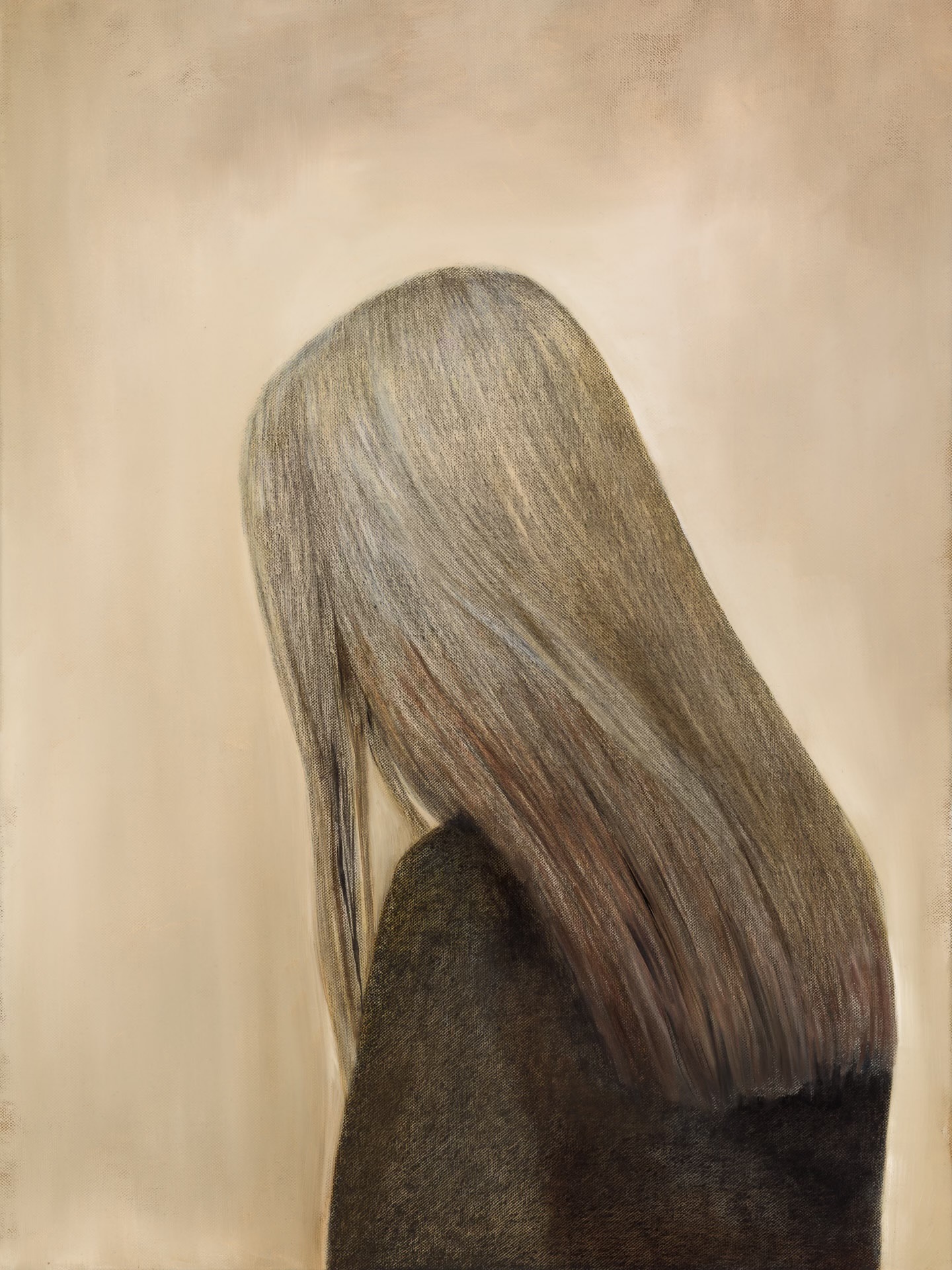 Oliemaleri af blonde kvinde med ryggen til. Hun har hovedet lidt nede og ser bedrøvet ud bagfra. Hun har en sort ulden trøje på og baggrunden er forskellig nuancer beige.