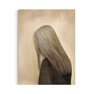 Oliemaleri af blonde kvinde med ryggen til. Hun har hovedet lidt nede og ser bedrøvet ud bagfra. Hun har en sort ulden trøje på og baggrunden er forskellig nuancer beige. Original på hvid væg.