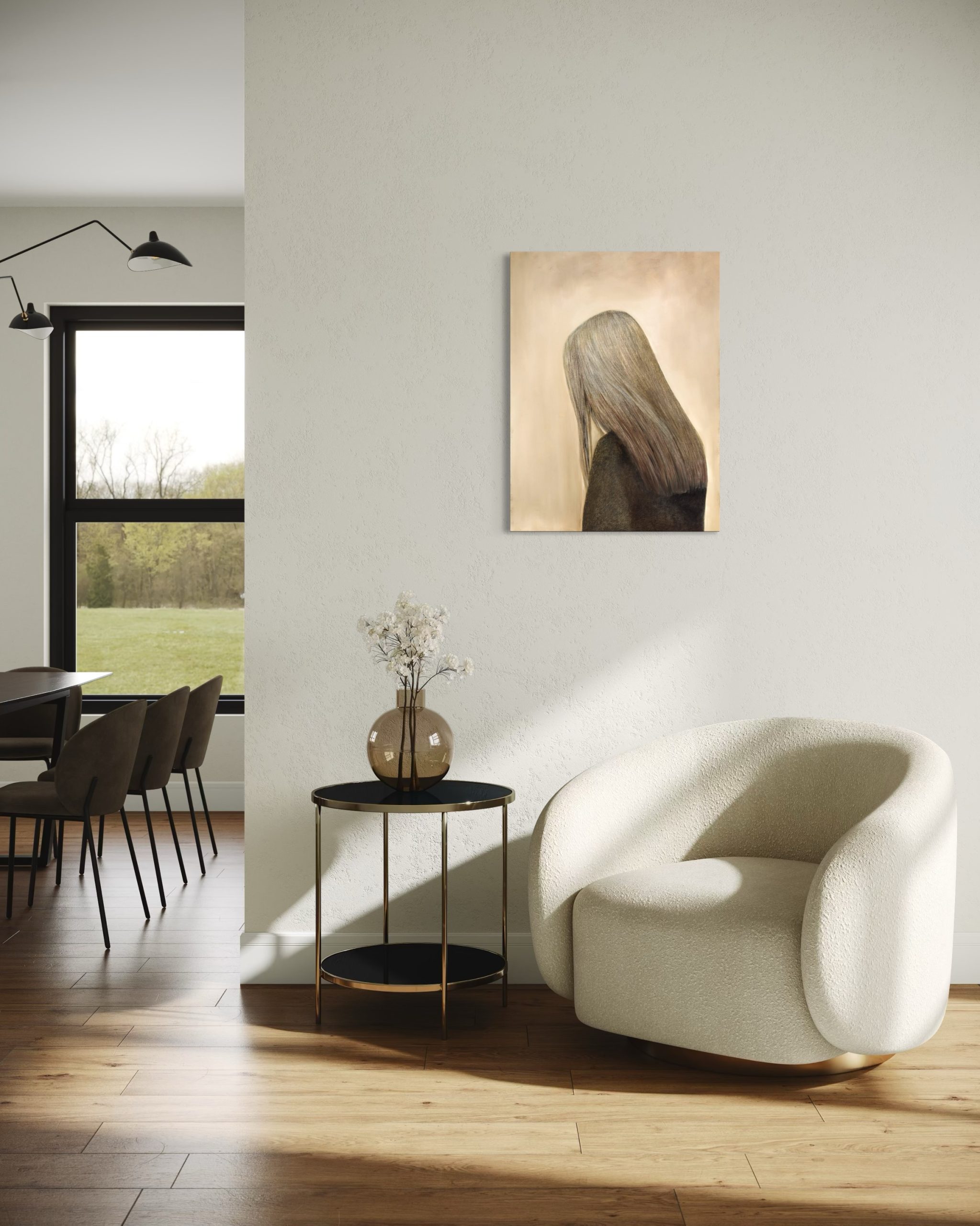 Oliemaleri af blonde kvinde med ryggen til. Hun har hovedet lidt nede og ser bedrøvet ud bagfra. Hun har en sort ulden trøje på og baggrunden er forskellig nuancer beige. Hænger på en væg i et lyst hjem.