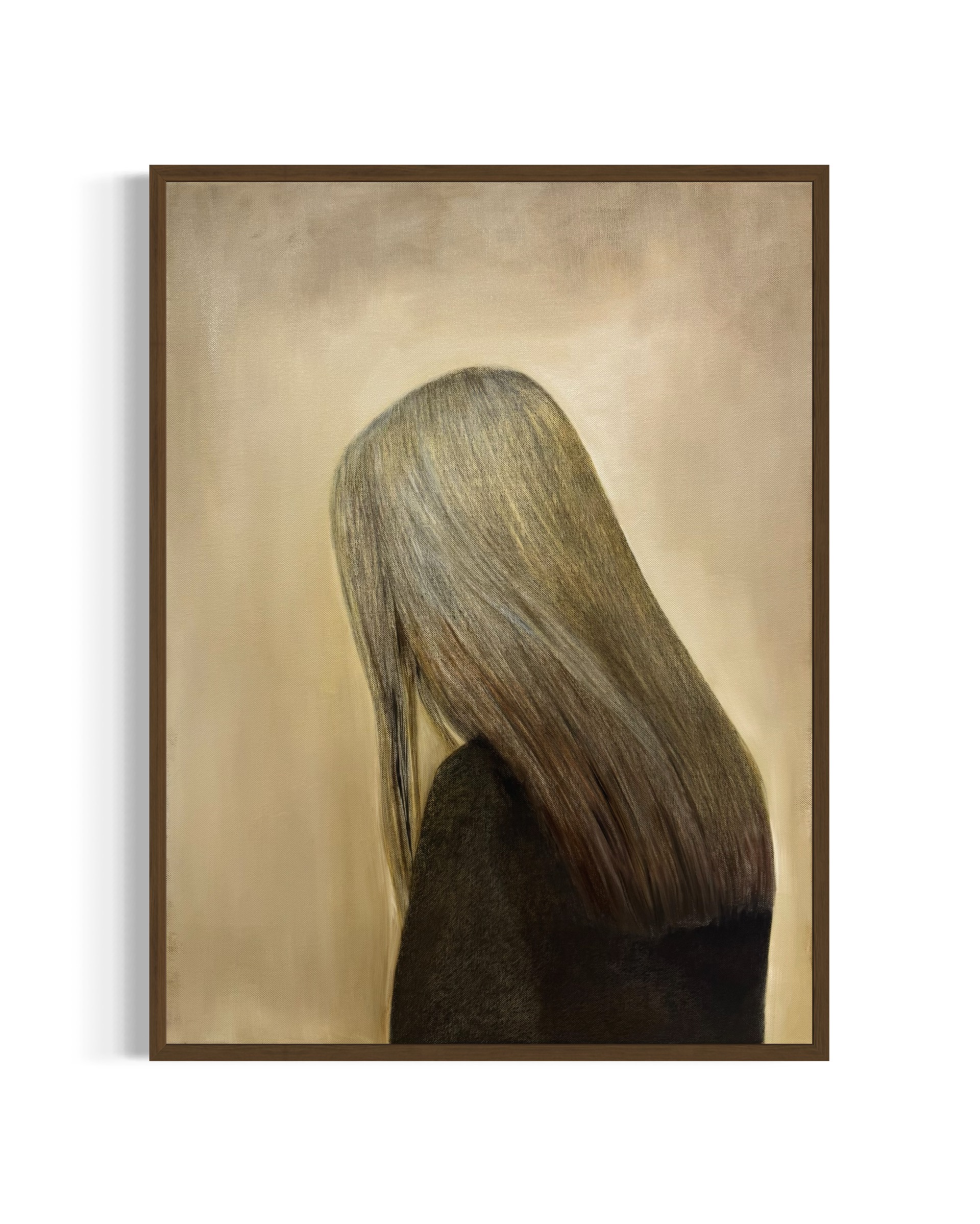 Oliemaleri af blonde kvinde med ryggen til. Hun har hovedet lidt nede og ser bedrøvet ud bagfra. Hun har en sort ulden trøje på og baggrunden er forskellig nuancer beige. Indrammet giclee tryk i sort ramme.