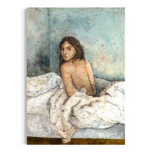 maleri af en kvinde i trekvart profil siddende i en seng med ryggen vendt mod beskueren. Udtrykket er sårbart, eftertænksomt og roligt. Malet på hørlærred med akryl og akvarel.