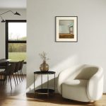 Oliemaleri af tom stue med brunt gulv og lyseblå vægge. Indrammet i gammel gulvramme. Giclee tryk indrammet.