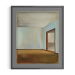 Oliemaleri af tom stue med brunt gulv og lyseblå vægge. Indrammet i gammel gulvramme. Indrammet giclee tryk med bred grå passepartout.
