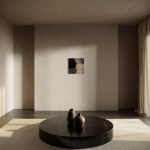 Kultegning af nøgen kvinde siddende på olivengrønt gulv med nedadgående blik og mørkebrune vægge