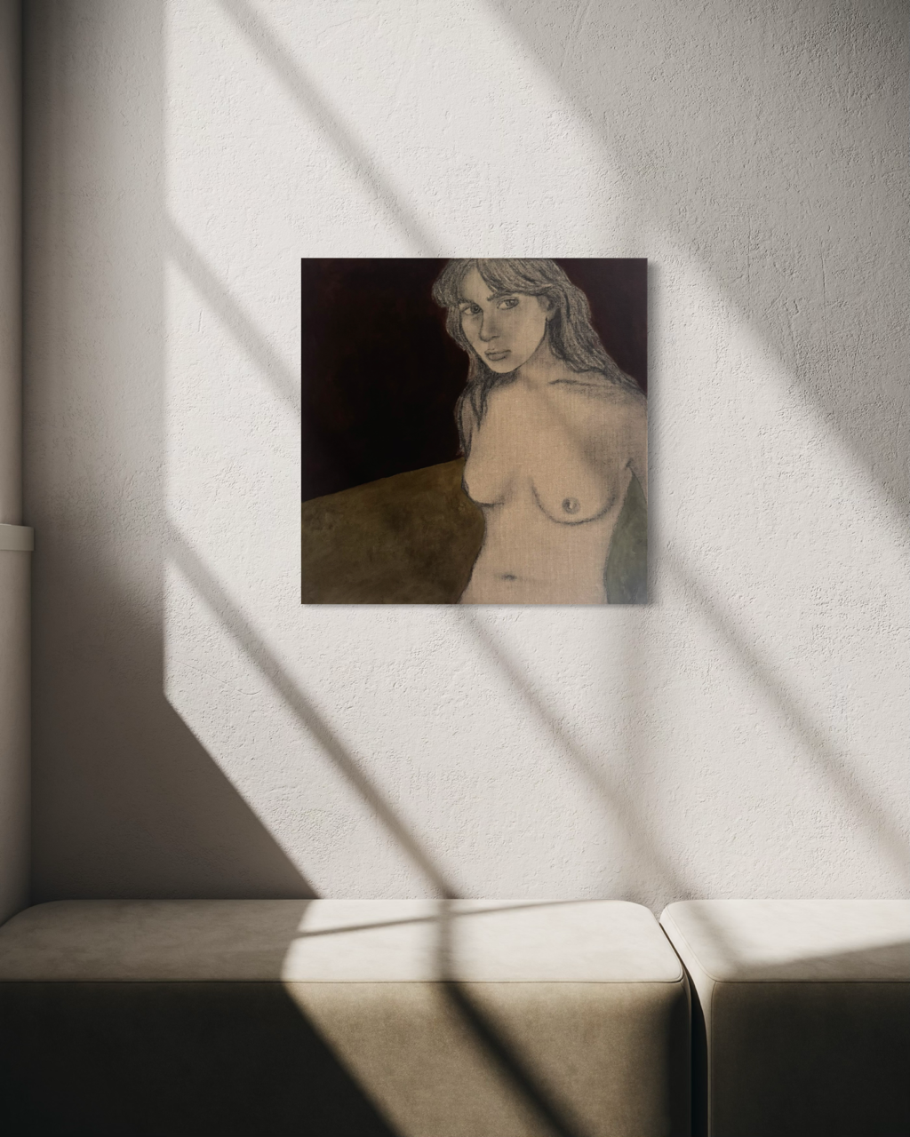 Kultegning af nøgen kvinde siddende på olivengrønt gulv med nedadgående blik og mørkebrune vægge