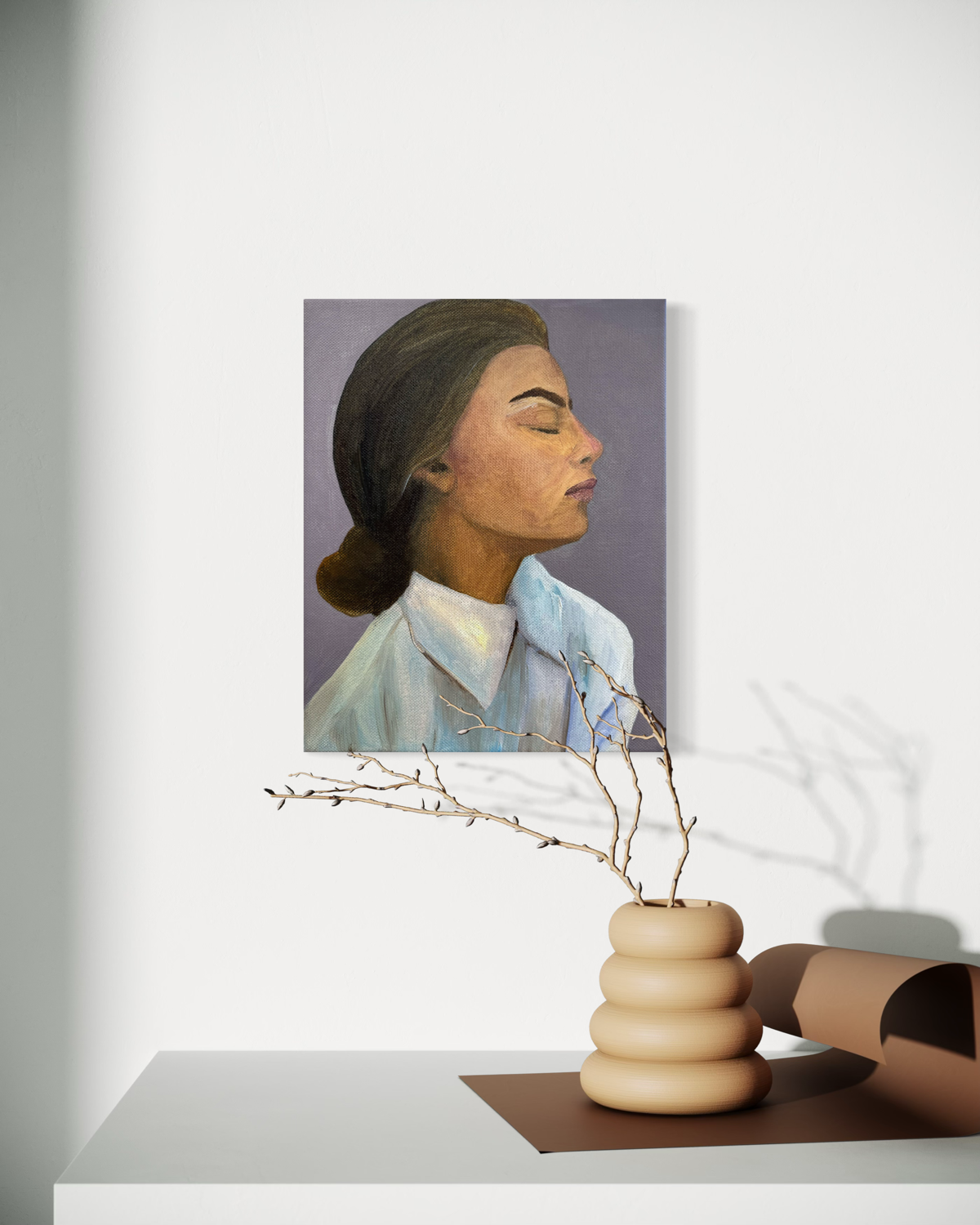 Maleri af kvinde i profil med lukkede øjne, lav knold og hvid skjorte der krammer sig selv