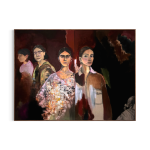 Maleri i bordeaux og varme brune toner af fem kvinder i fem forskellige aldre