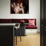 Maleri i bordeaux og varme brune toner af fem kvinder i fem forskellige aldre