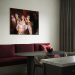 Maleri i bordeaux og varme brune toner af fem kvinder i fem forskellige aldre