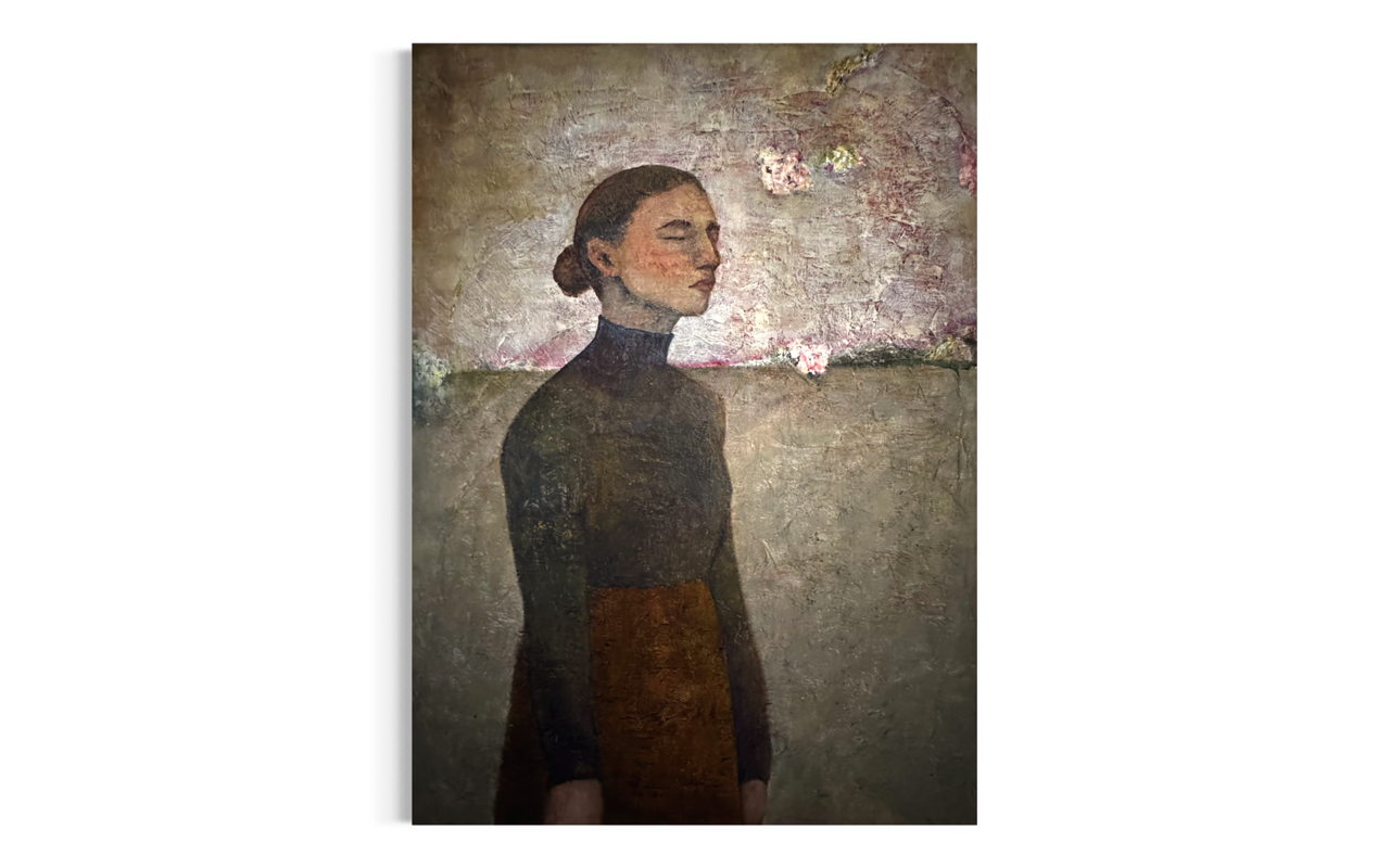 Maleri af kvinde med blå rullekrave med lukkede øjne på grøn mark og sol i ansigtet