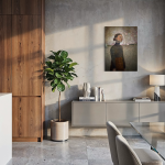 Maleri af kvinde med blå rullekrave med lukkede øjne på grøn mark og sol i ansigtet