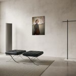 Maleri af kvinde med blå rullekrave med lukkede øjne på grøn mark og sol i ansigtet