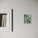 Maleri af blå blomster på grøn idyllisk og abstrakt baggrund. Hængende på en væg.