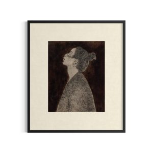 Kulmaleri af kvinde i profil. Kvinden har en høj knold og kigger op mod himlen med lukkede øjne. Hun bærer en oversize sort jakke og baggrunden er mørkebrun. Giclee tryk indrammet med bred beige passepartout.