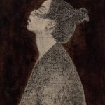 Kulmaleri af kvinde i profil. Kvinden har en høj knold og kigger op mod himlen med lukkede øjne. Hun bærer en oversize sort jakke og baggrunden er mørkebrun.