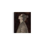 Kulmaleri af kvinde i profil. Kvinden har en høj knold og kigger op mod himlen med lukkede øjne. Hun bærer en oversize sort jakke og baggrunden er mørkebrun. På hvid væg.