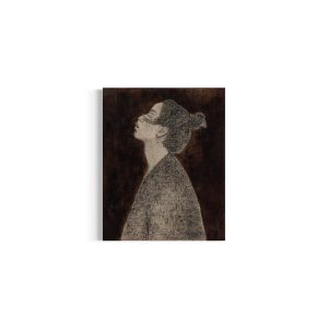 Kulmaleri af kvinde i profil. Kvinden har en høj knold og kigger op mod himlen med lukkede øjne. Hun bærer en oversize sort jakke og baggrunden er mørkebrun. På hvid væg.