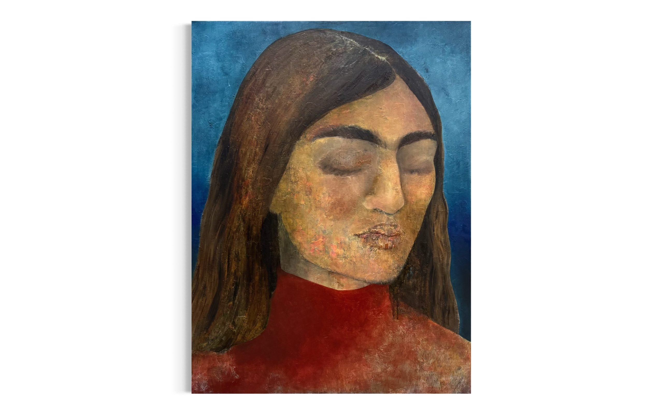 Portrætmaleri af brunhåret kvinde med midterskilining og lukkede øjne. Slørret ansigt og rød rullekrave. Baggrunden er en frisk og varm mørkeblå.