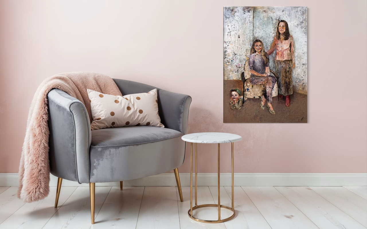 Familieportræt af tre generationer hvor datteren sidder i en lænestol, mormor står bagved og søn ligger på gulvet