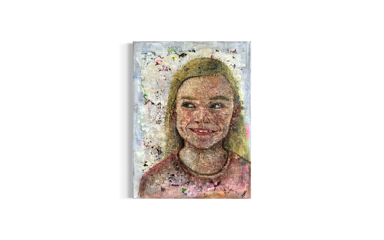 Portrætmaleri af smilende pige med lyst hår