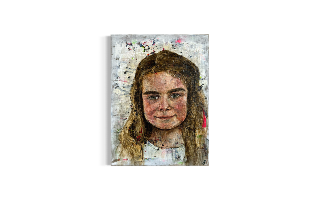 Portrætmaleri af pige med mørkt bølget hår