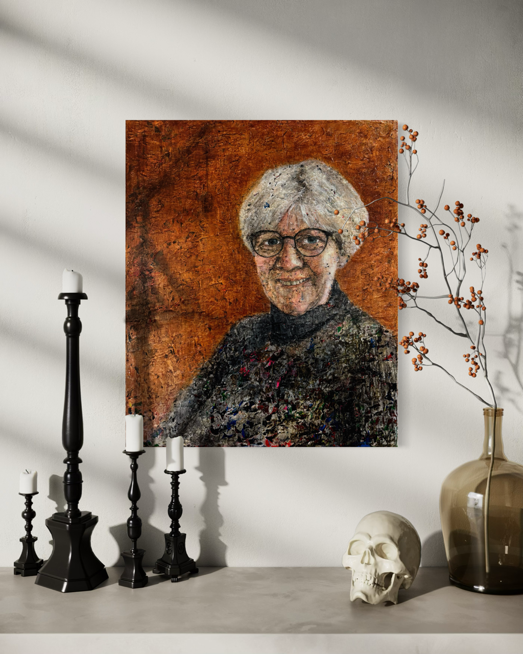 Portrætmaleri af gråhåret kvinde i sort rullekrave