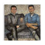 Dobbeltportræt af to brødre i blå skjorte på grå sofa