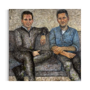 Dobbeltportræt af to brødre i blå skjorte på grå sofa