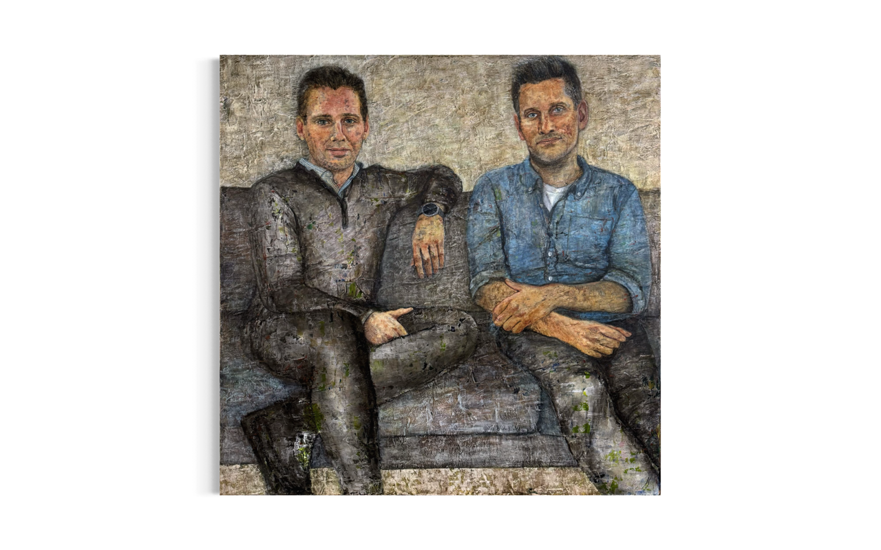 Dobbeltportræt af to brødre i blå skjorte på grå sofa