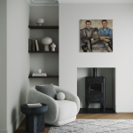 Dobbeltportræt af to brødre i blå skjorte på grå sofa